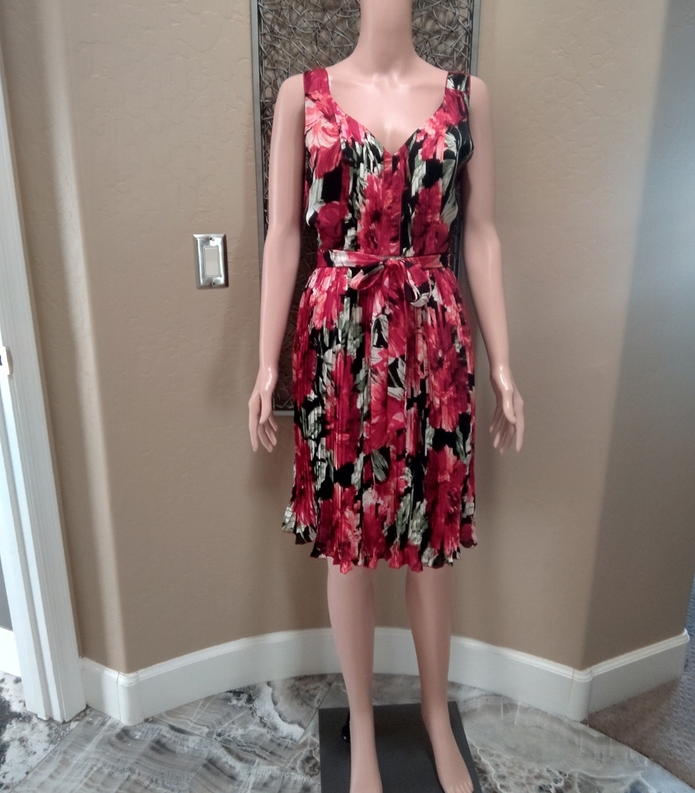 White House Black Market All Over Pleated Red Floral V-Neck Sleeveless Dress
